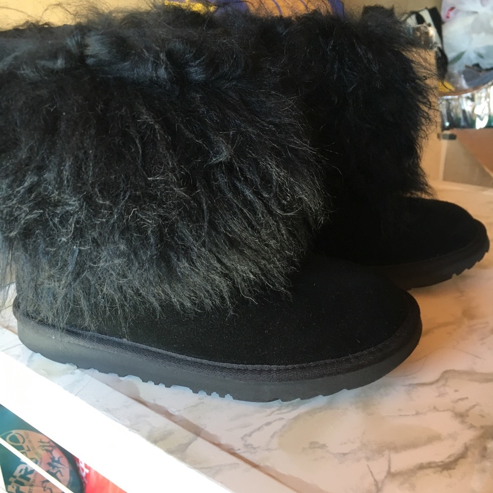 UGG CLASSIC SHORT II FLUFF BLACK SUEDE BOO…